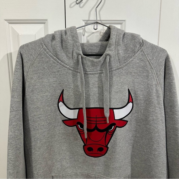Antigua NBA Chicago Bulls Hoodie - Picture 2 of 8
